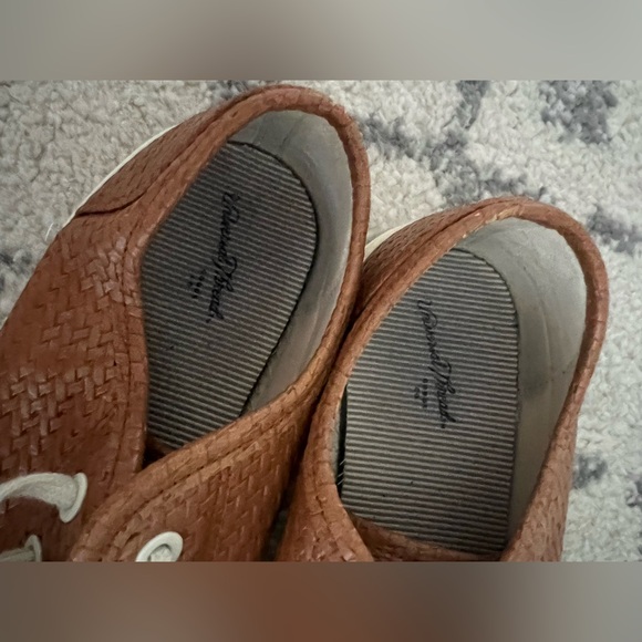 Universal Threads Sneakers - Picture 5 of 5